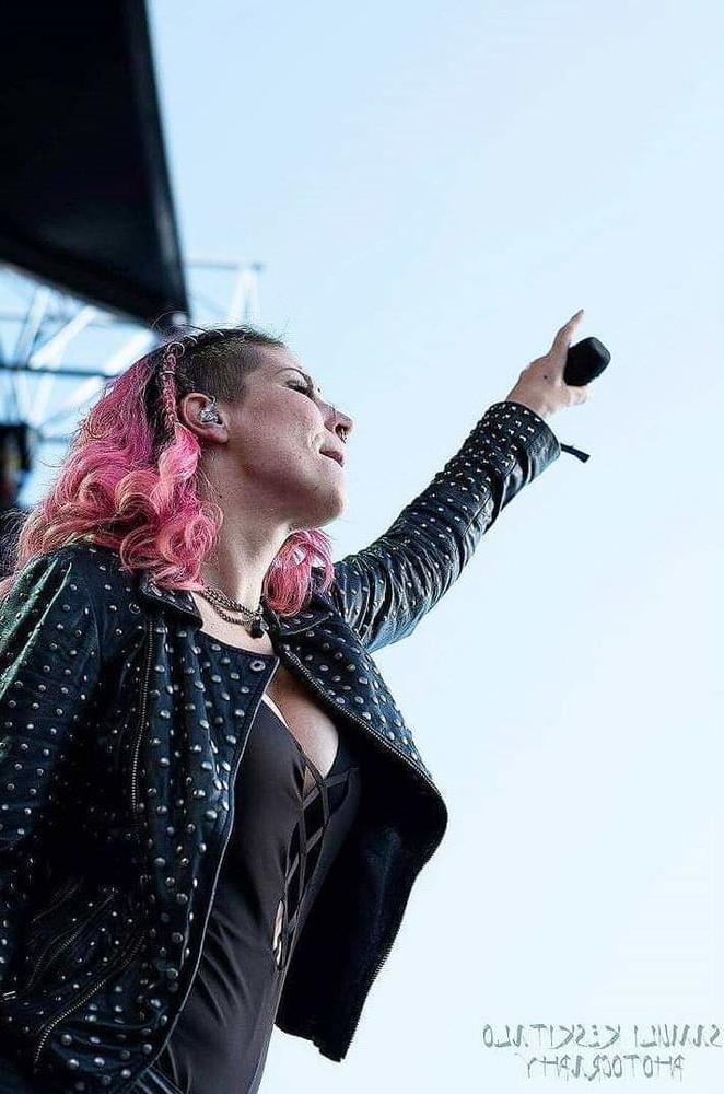 25P Charlotte wessels sexy Dutch singer