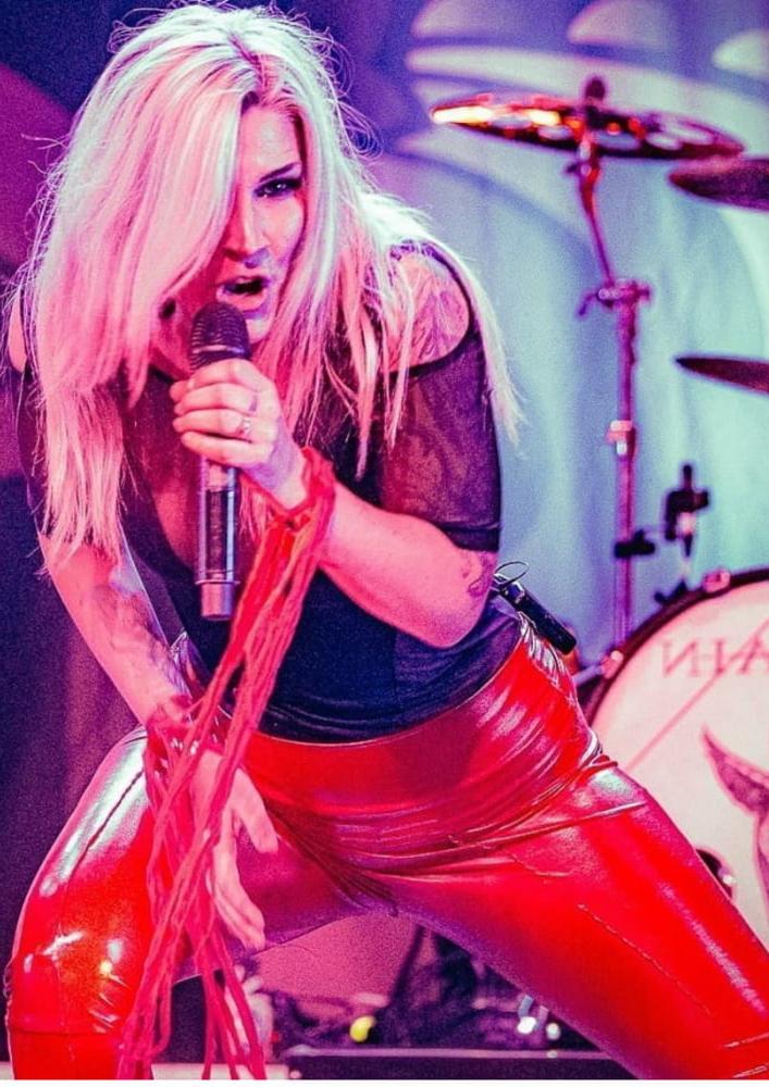 25P Charlotte wessels sexy Dutch singer