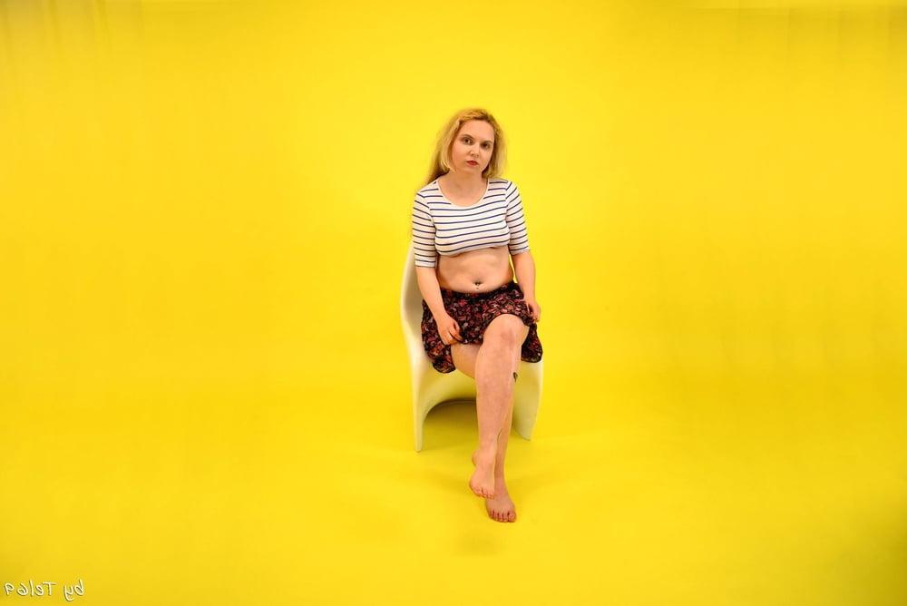 25P Buxom blonde T strips off in the studio
