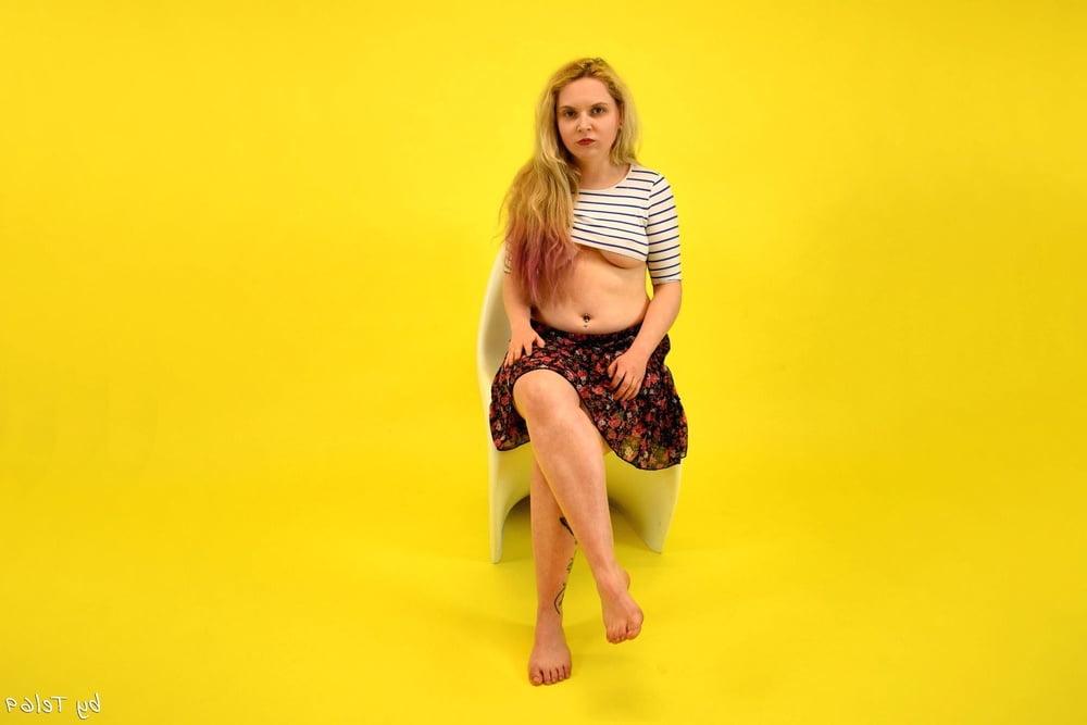 25P Buxom blonde T strips off in the studio