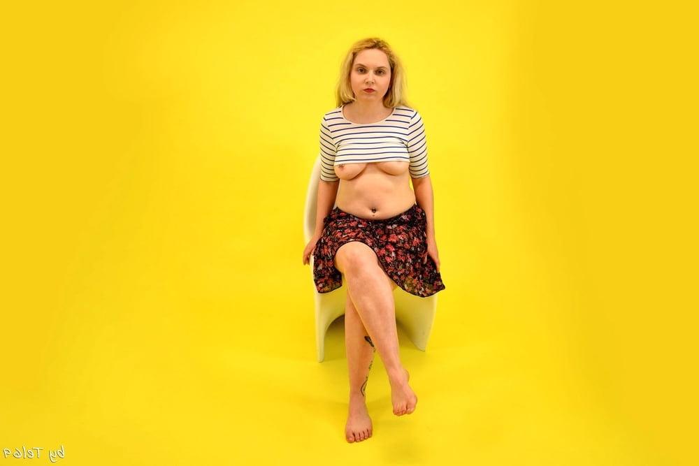 25P Buxom blonde T strips off in the studio