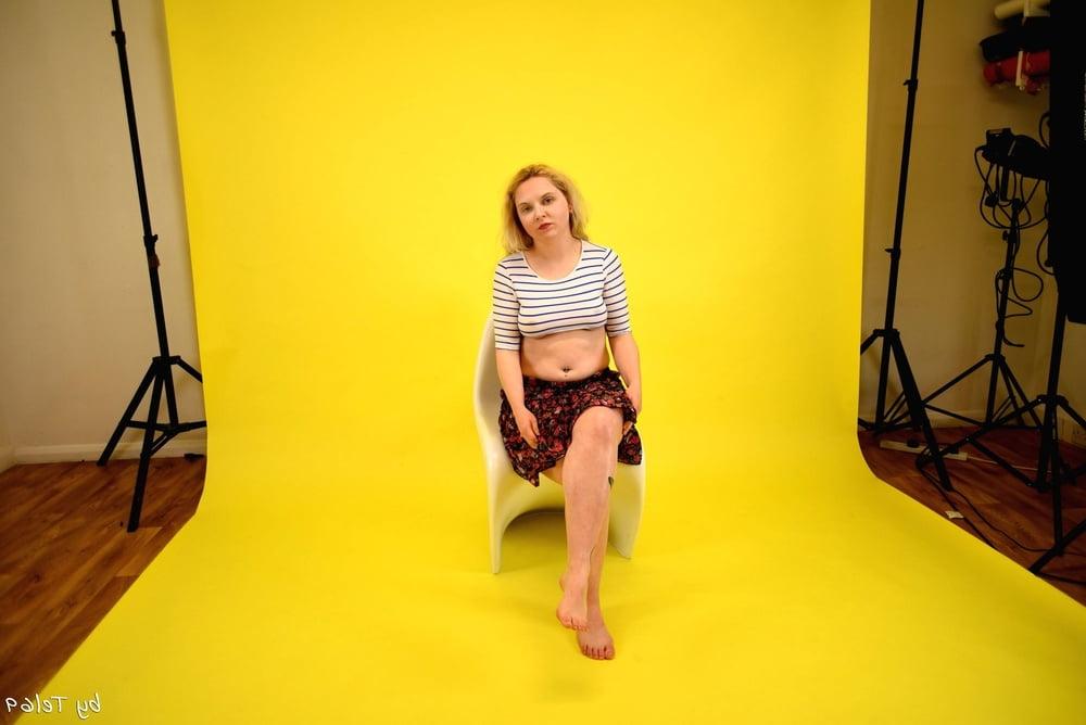 25P Buxom blonde T strips off in the studio