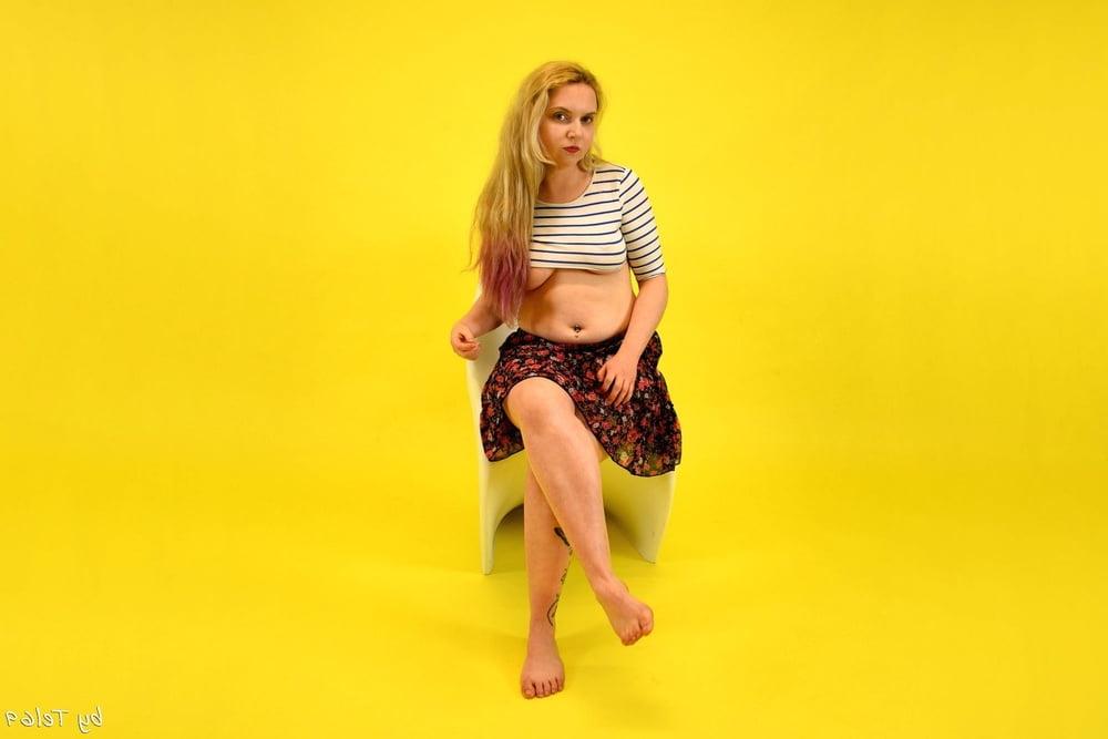 25P Buxom blonde T strips off in the studio
