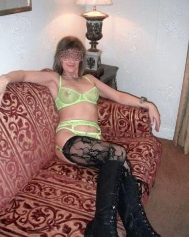 25P Sexy lingerie matures on the couch 3