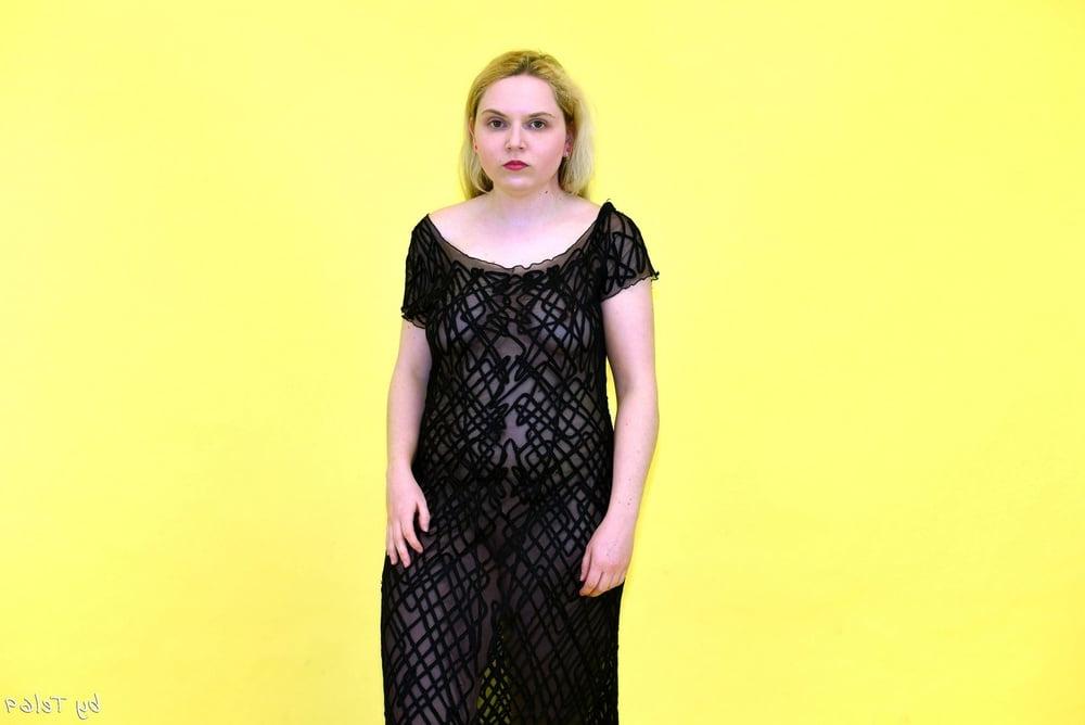 25P Buxom blonde T strips off in the studio again