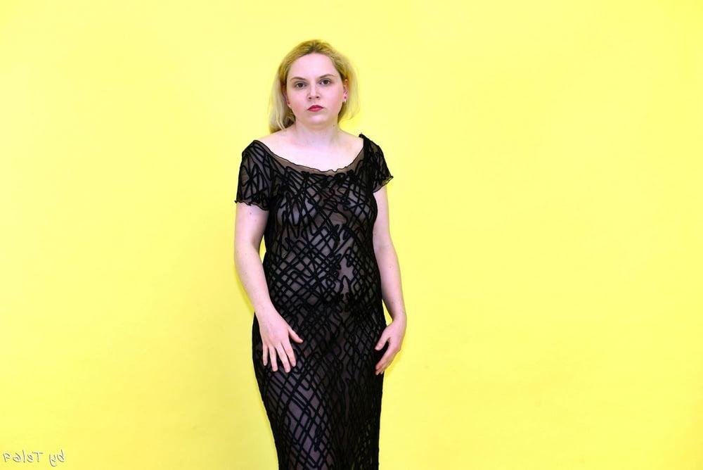 25P Buxom blonde T strips off in the studio again
