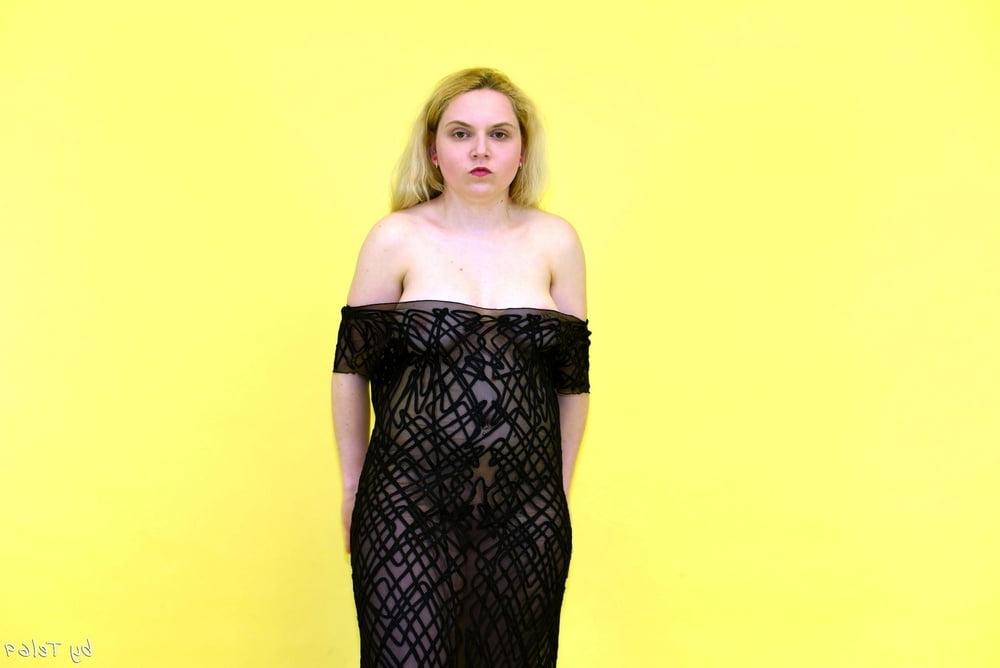 25P Buxom blonde T strips off in the studio again