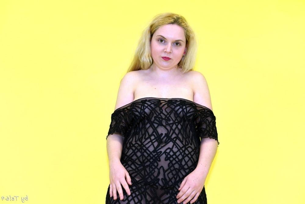 25P Buxom blonde T strips off in the studio again