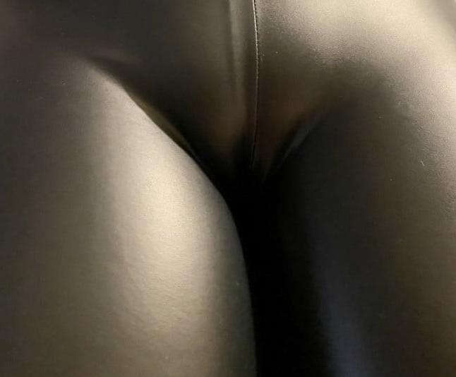 25P Leather cameltoe 10