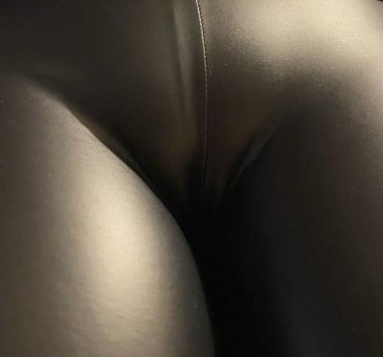 25P Leather cameltoe 10
