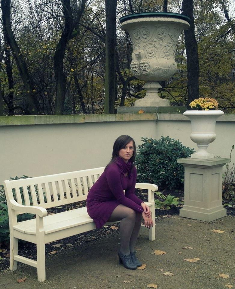 25P love sexy women on benches