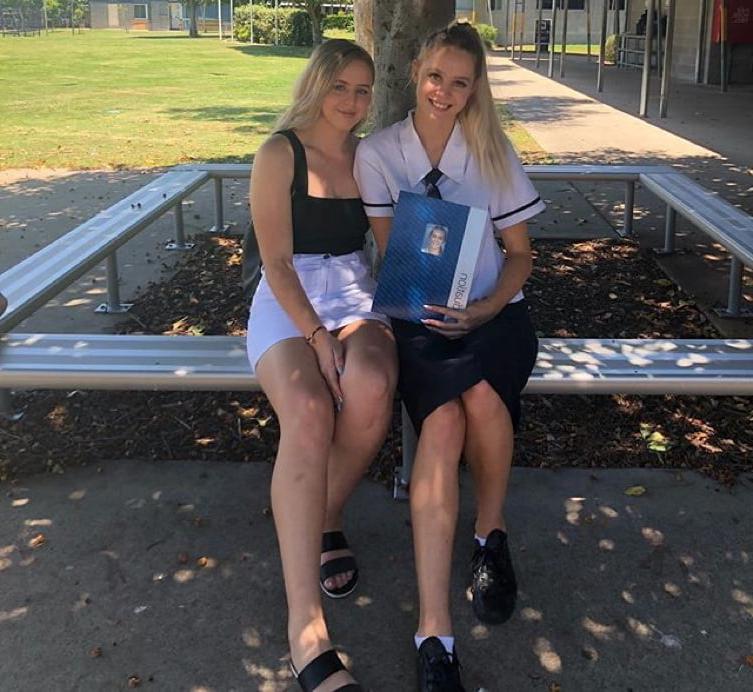 25P love sexy women on benches