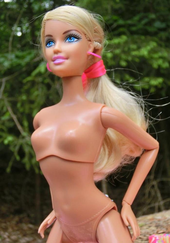 25P 11 Barbie Sunbathing (Doll)