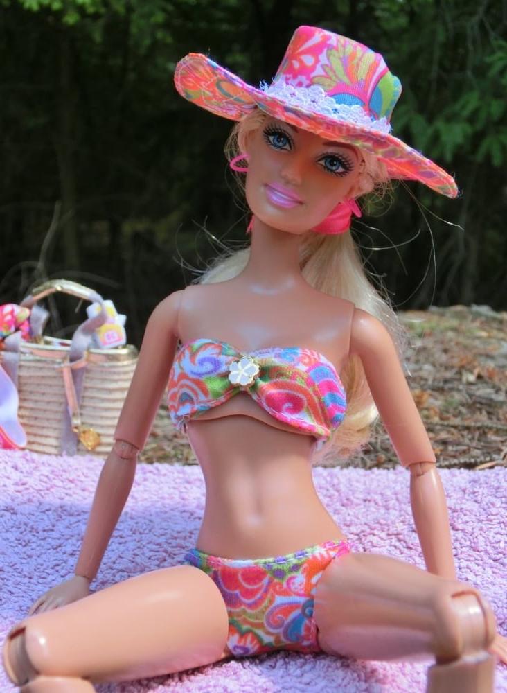 25P 11 Barbie Sunbathing (Doll)
