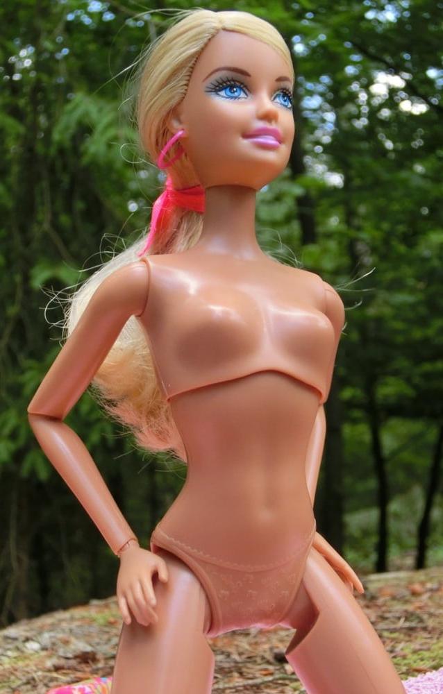 25P 11 Barbie Sunbathing (Doll)