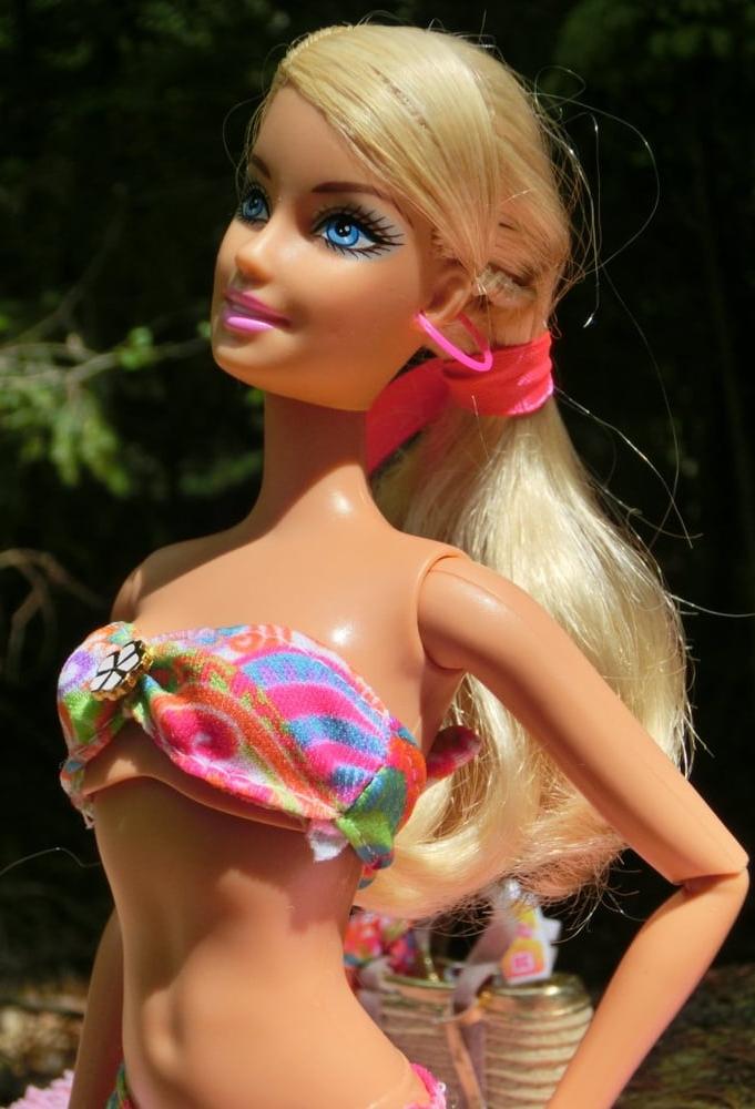 25P 11 Barbie Sunbathing (Doll)