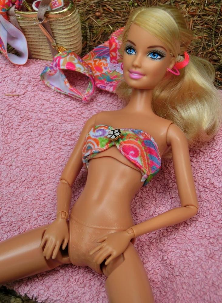 25P 11 Barbie Sunbathing (Doll)