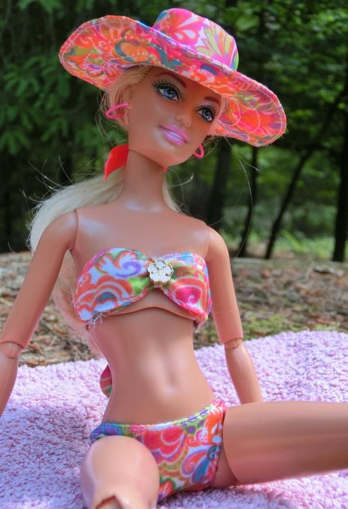 25P 11 Barbie Sunbathing (Doll)