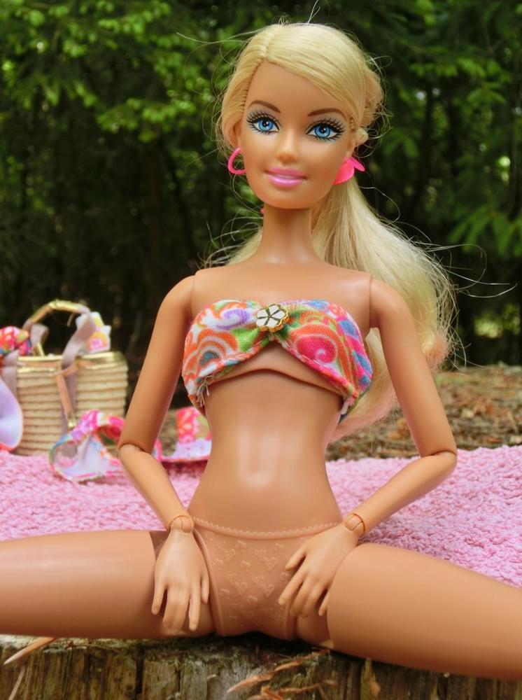 25P 11 Barbie Sunbathing (Doll)