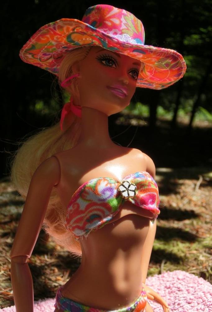 25P 11 Barbie Sunbathing (Doll)