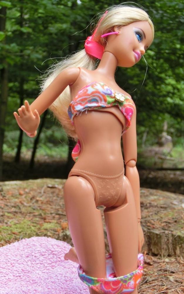 25P 11 Barbie Sunbathing (Doll)