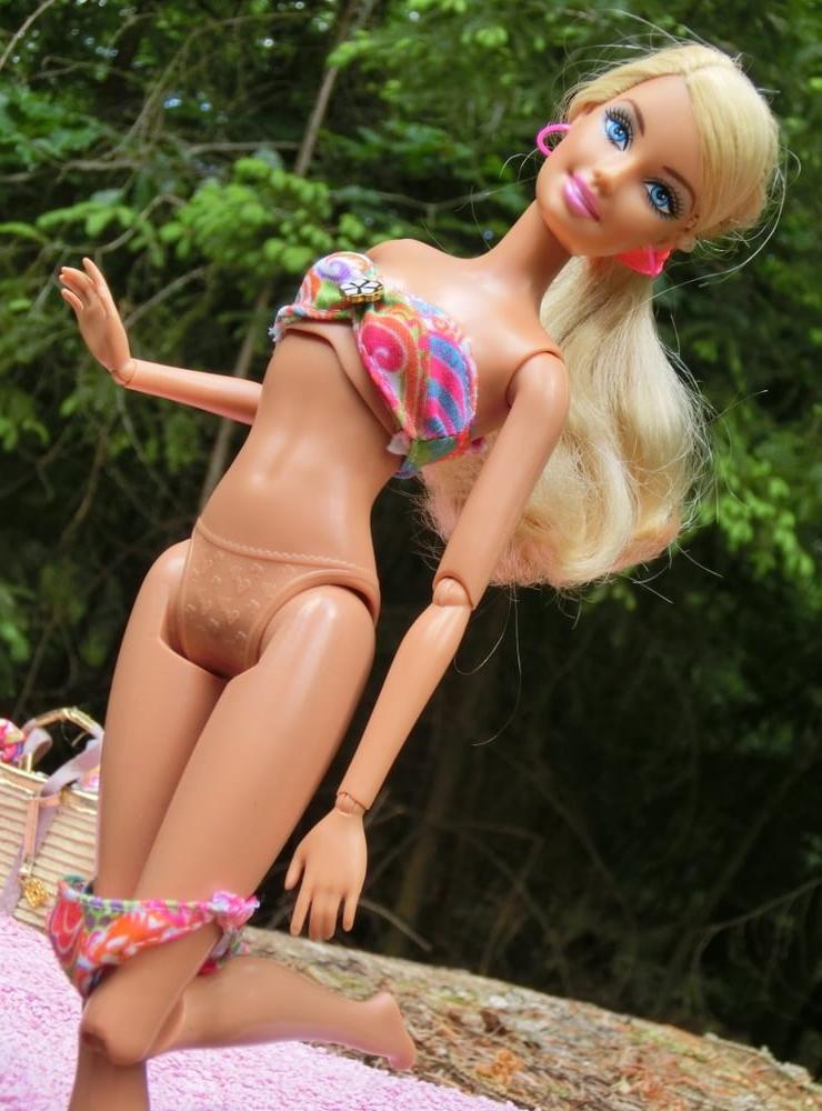25P 11 Barbie Sunbathing (Doll)