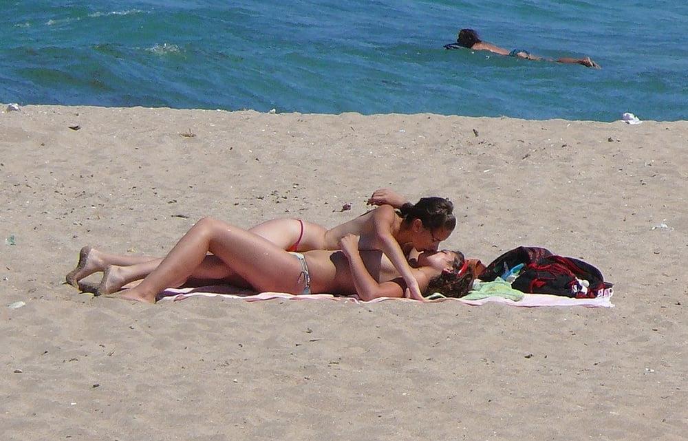 5P Lesbians finger and fuck on a public beach