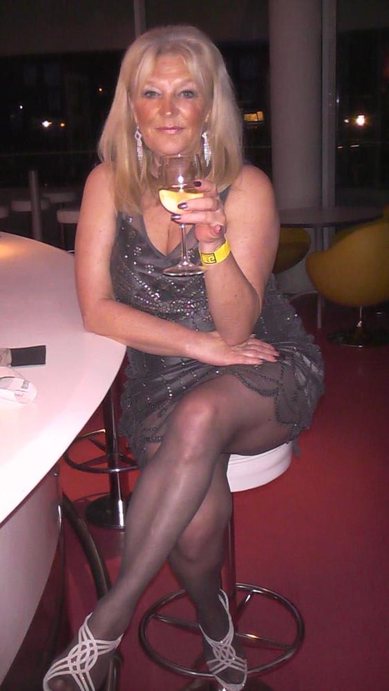 25P Blonde mature whore getting ready to fuck