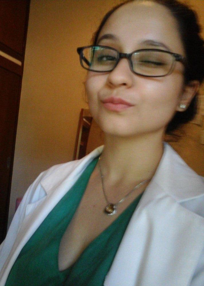 25P founf these nudes of my doctor on her phone
