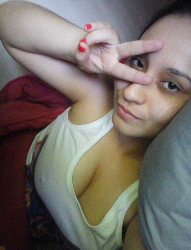 25P founf these nudes of my doctor on her phone