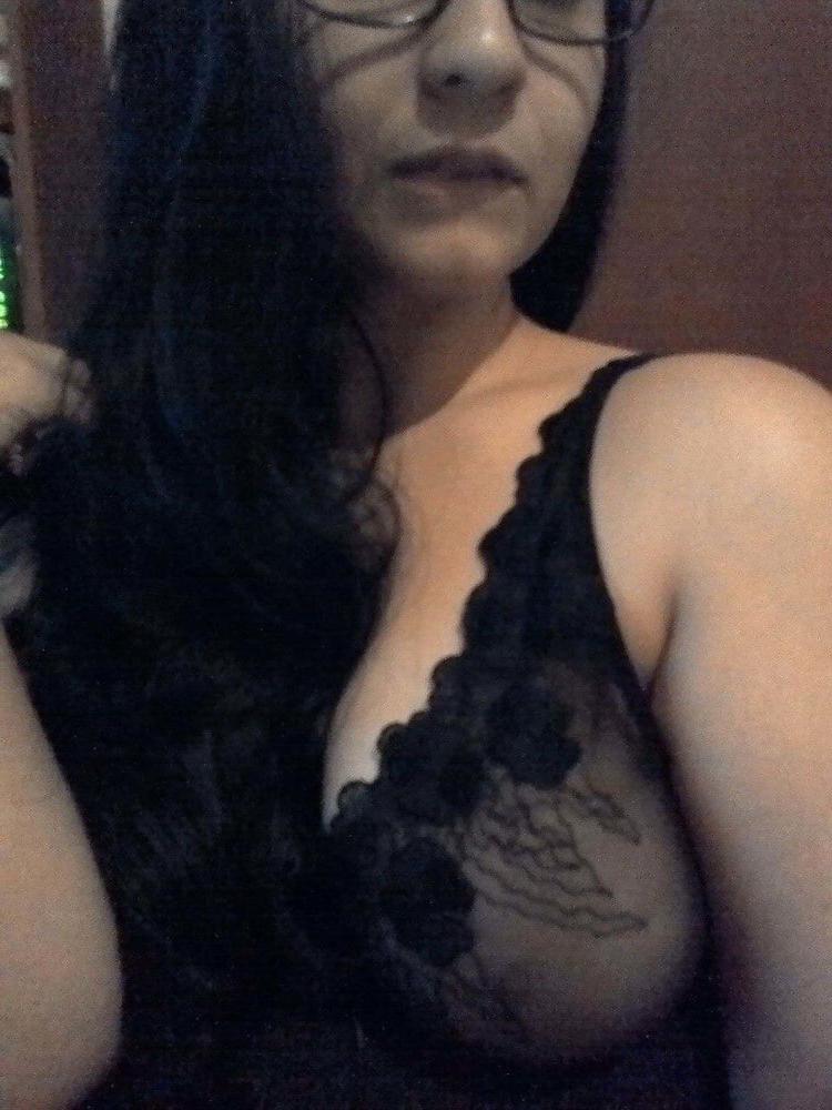 25P founf these nudes of my doctor on her phone