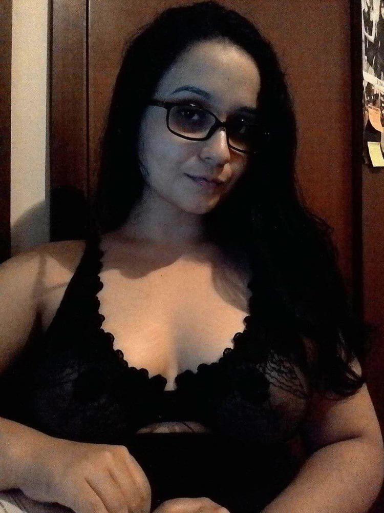 25P founf these nudes of my doctor on her phone