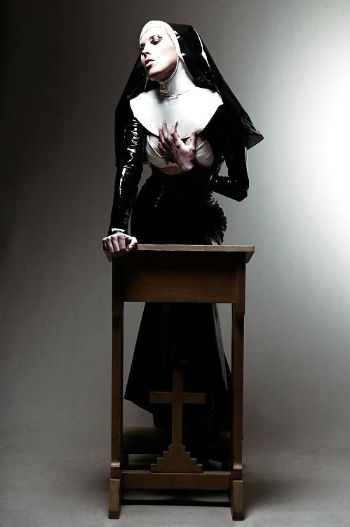 20P Latex Nun 2!