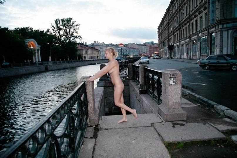 25P Blonde naked walking in the Park
