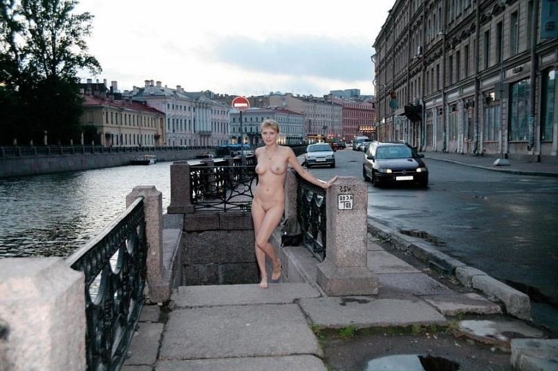 25P Blonde naked walking in the Park