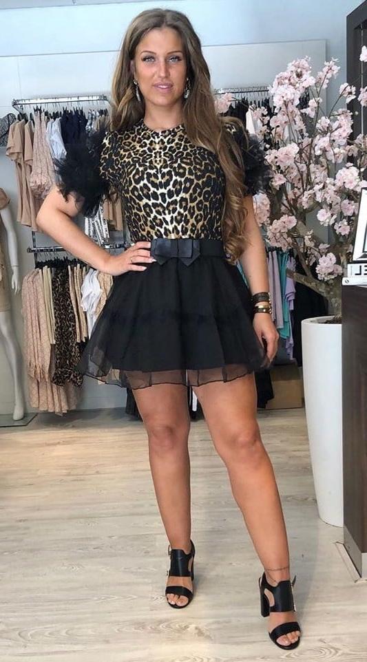 25P Hot Dutch amateur fashionstore owner in short skirt