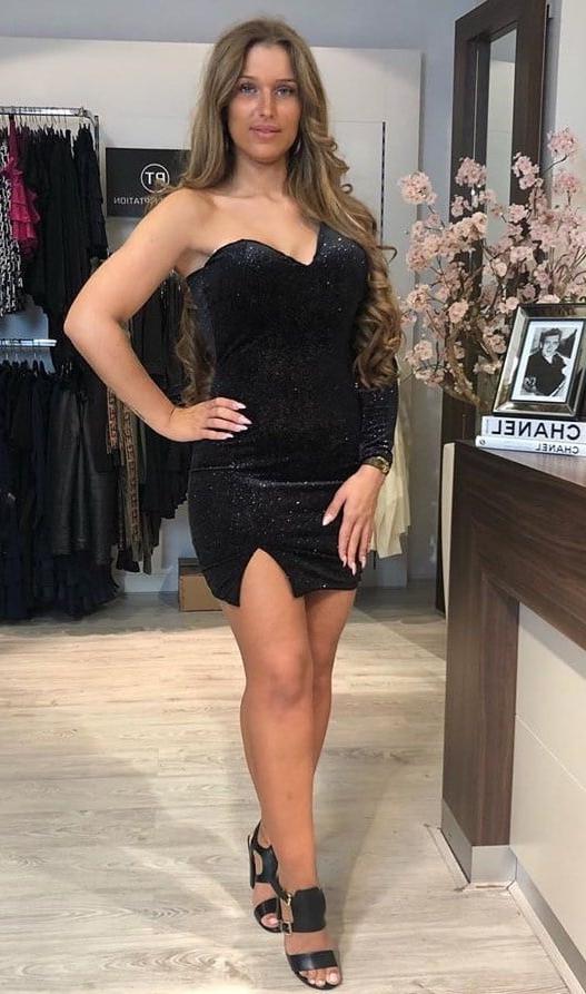 25P Hot Dutch amateur fashionstore owner in short skirt
