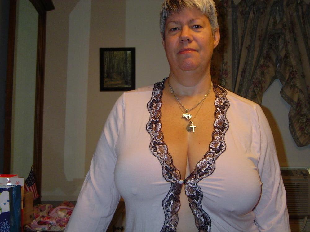 25P Hot grey haired granny who looks like a great fuck
