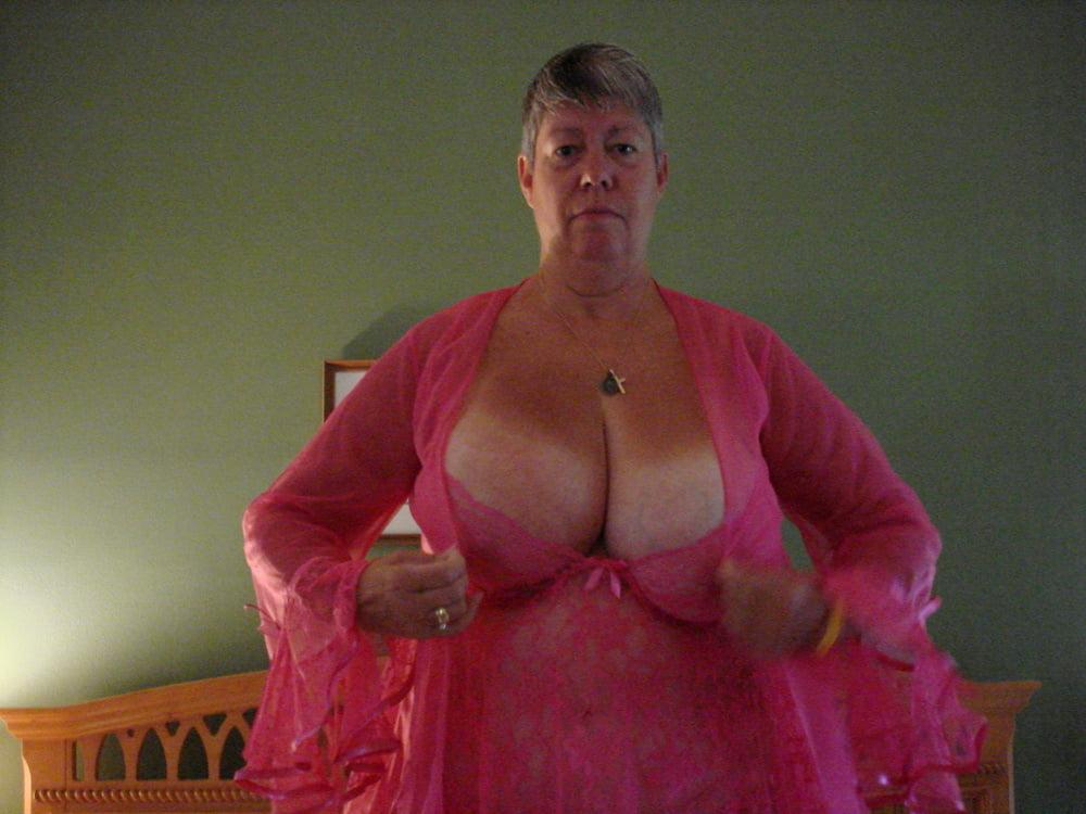 25P Hot grey haired granny who looks like a great fuck