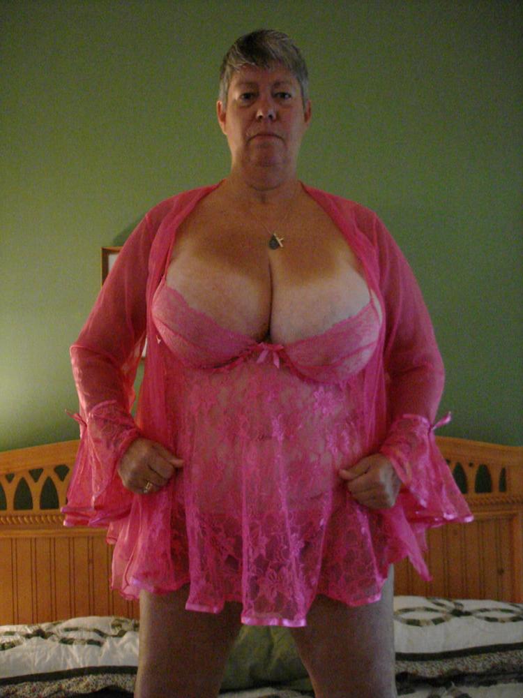 25P Hot grey haired granny who looks like a great fuck