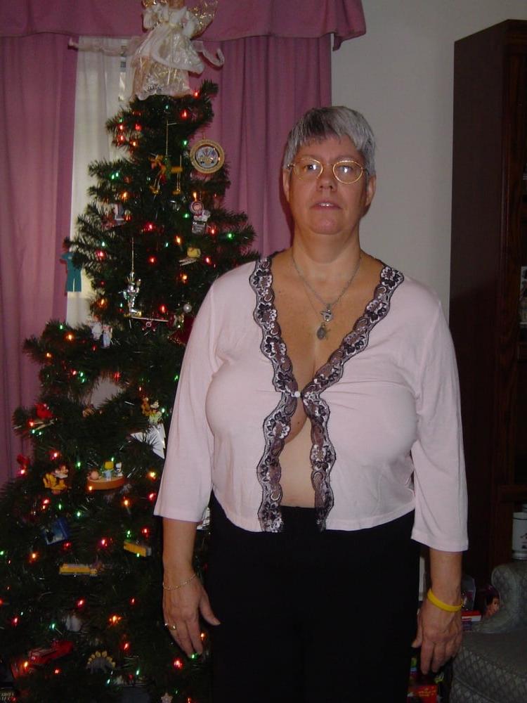 25P Hot grey haired granny who looks like a great fuck