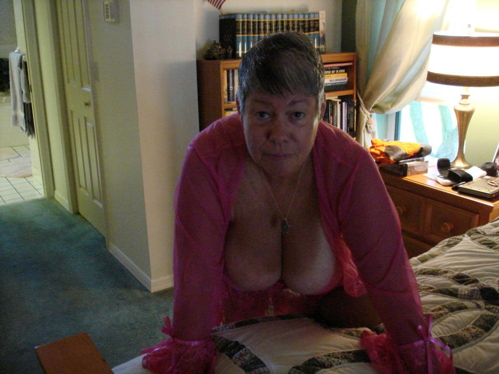 25P Hot grey haired granny who looks like a great fuck