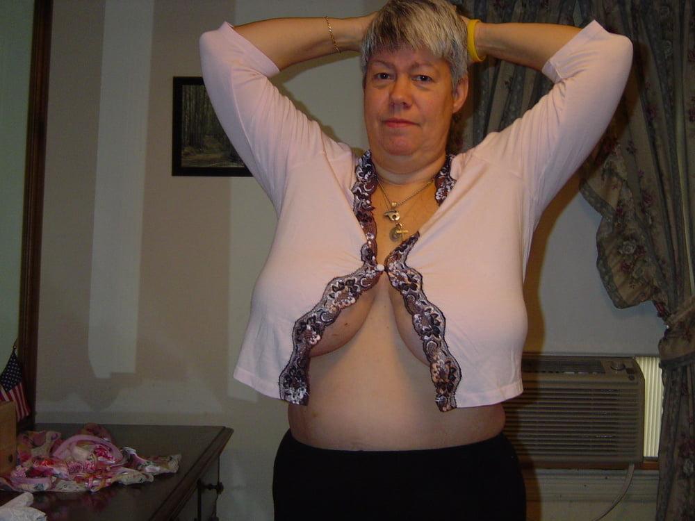 25P Hot grey haired granny who looks like a great fuck