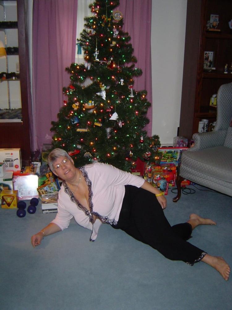 25P Hot grey haired granny who looks like a great fuck