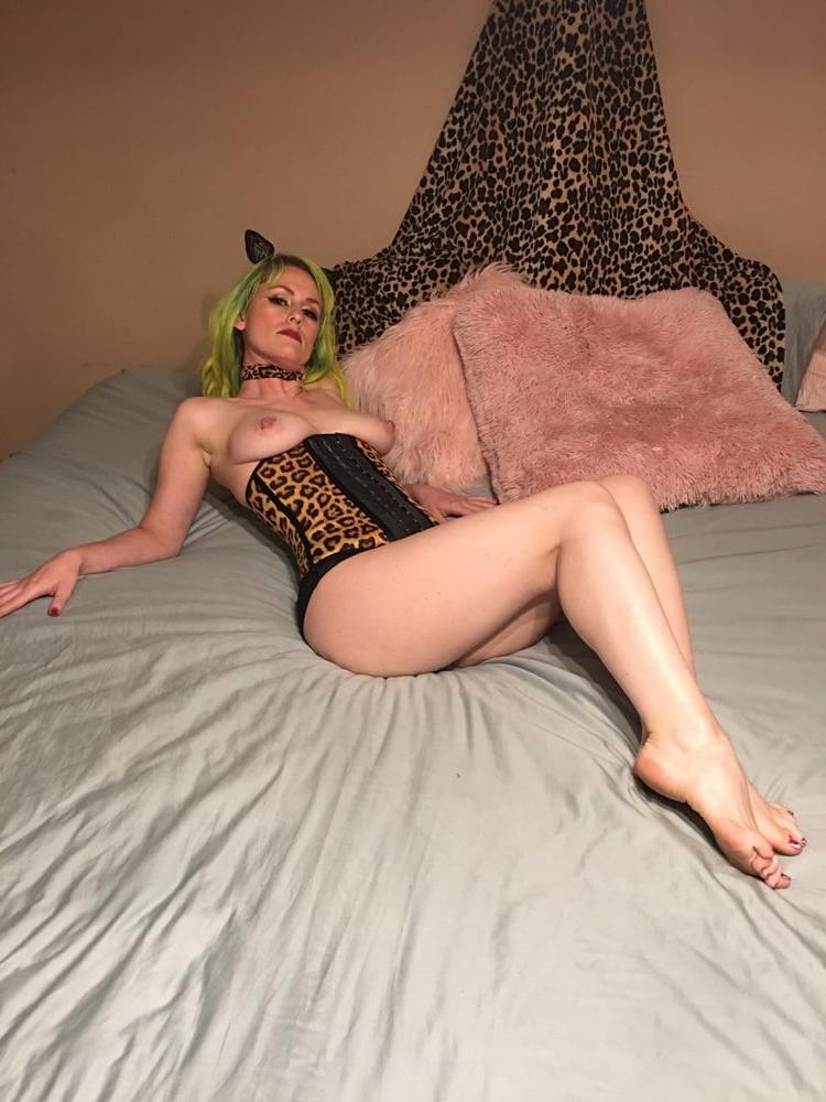 25P Sexy blonde poses and fucks at Home