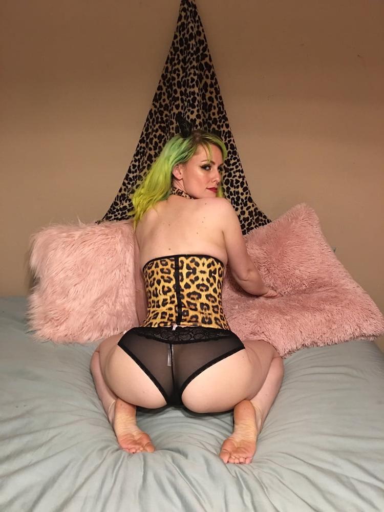 25P Sexy blonde poses and fucks at Home