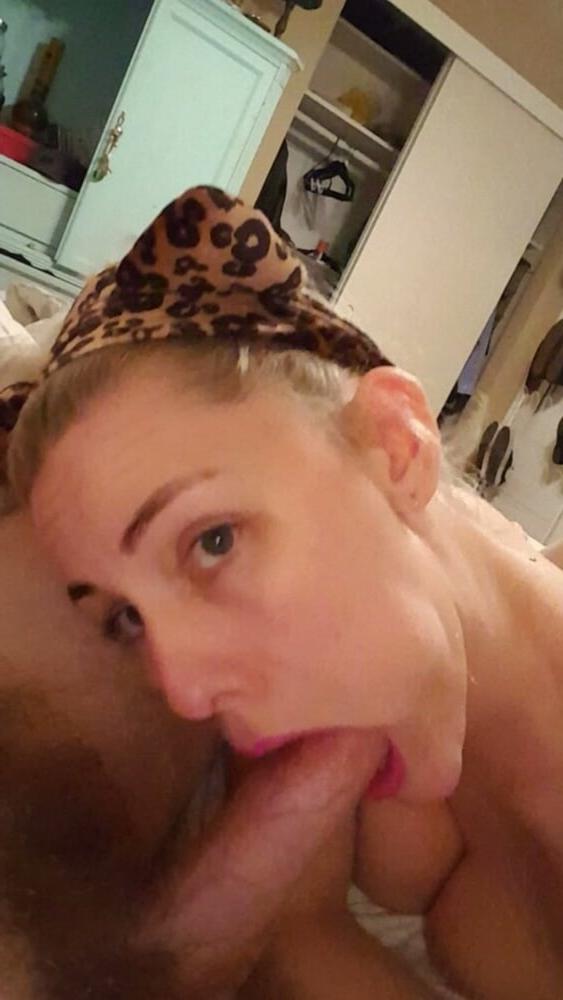 25P Sexy blonde poses and fucks at Home