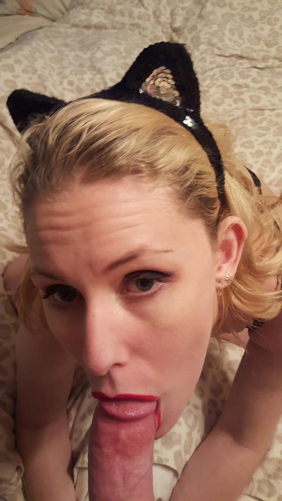 25P Sexy blonde poses and fucks at Home
