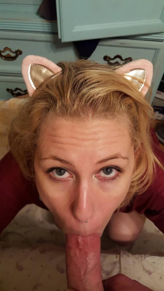 25P Sexy blonde poses and fucks at Home