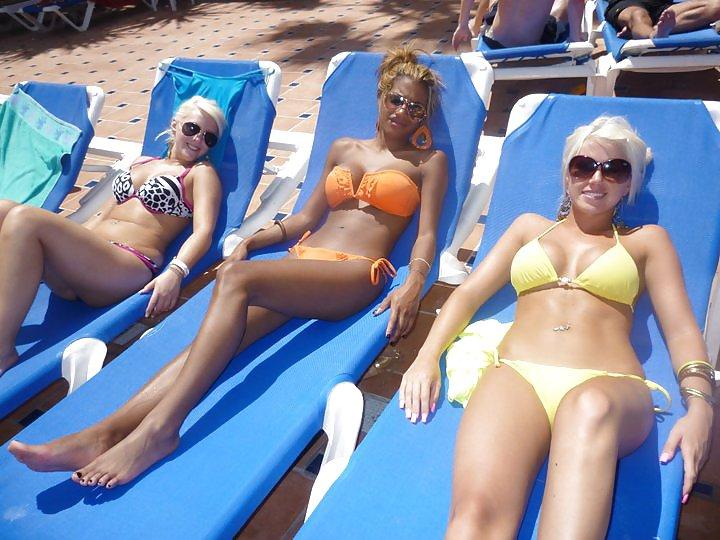 25P Party Girls Forget To Cross Their Legs